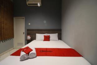 Reddoorz Plus Near Rs Harapan Kita Jakarta Bilik gambar